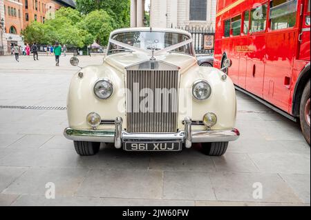 London, Großbritannien - 21. August 2022: Rolls-Royce Oldtimer für eine Hochzeit vor der St. Pauls Cathedral in London. Stockfoto