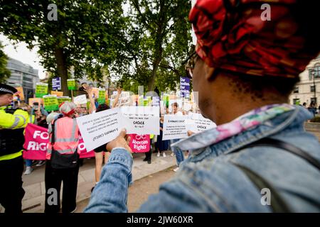 London, Großbritannien. 03. September 2022. Ein Befürworter des Lebens sah, wie er während eines Gegenprotests gegen die Abtreibungsrechte auf dem Parliament Square Flugblätter vor einer Gruppe von Protesten für Abtreibungsbefürworter hielt. Pro-Abtreibungsaktivisten organisierten einen Gegenprotest zum Marsch für das Leben, um das Recht der Rettung von Abtreibungen für Frauen, die dies benötigen, zu befürworten. Während der Gegenproteste auf dem Parliament Square in London stehen sie vor Konfrontationen der Befürworter des Lebens. (Foto von Hesther Ng/SOPA Images/Sipa USA) Quelle: SIPA USA/Alamy Live News Stockfoto