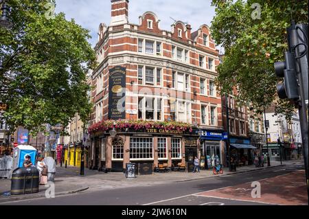 London, Großbritannien - 22. August: The Cambridge, ein traditioneller Pub mit einzigartigem Charakter neben dem Palace Theatre an der Charing Cross Road, West End, London. Stockfoto