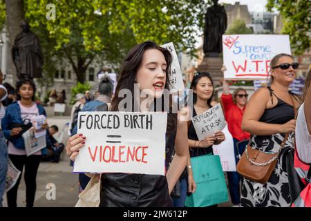 London, Großbritannien. 03. September 2022. Ein Pro-Abtreibungsbefürworter sah, wie er während eines Gegen-Protests über Abtreibungsrechte auf dem Parliament Square ein Plakat hielt. Pro-Abtreibungsaktivisten organisierten einen Gegenprotest zum Marsch für das Leben, um das Recht der Rettung von Abtreibungen für Frauen, die dies benötigen, zu befürworten. Während der Gegenproteste auf dem Parliament Square in London stehen sie vor Konfrontationen der Befürworter des Lebens. (Foto von Hesther Ng/SOPA Images/Sipa USA) Quelle: SIPA USA/Alamy Live News Stockfoto