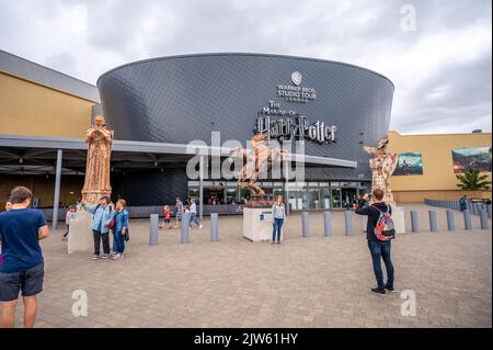 Leavesden, Großbritannien - 23. August 2022: Vor dem Haupteingang der Making of Harry Potter Tour im Warner Bros Studio. Stockfoto