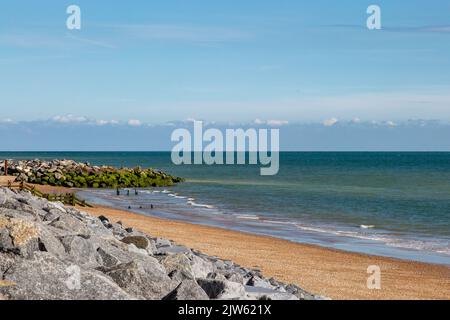 Blick über die Meeresmauer zum Meer, bei Jury's Gap in der Nähe von Camber Sands in East Sussex Stockfoto