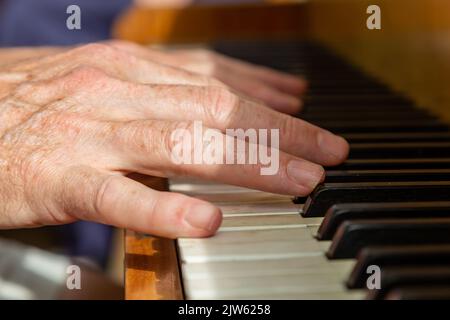 Ein mann spielt ein Klavier, mit selektivem Fokus Stockfoto