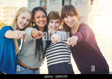 Es geht um Sie. Porträt einer Gruppe von Frauen, die mit den Fingern auf die Kamera zeigen. Stockfoto