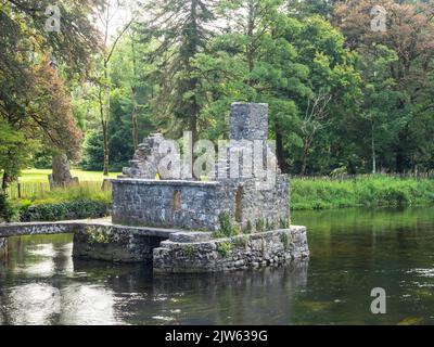 Das geniale Fischerhaus des Mönchs befindet sich auf dem ehemaligen Gelände der Cong Abbey in der Grafschaft Mayo, Irland. Stockfoto