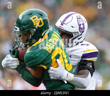 3. September 2022: Der Baylor-Breitempfänger Monaray Baldwin (80) bringt während eines College-Fußballspiels zwischen Baylor und Albany in Waco, Texas, am 3. September 2022 einen 47-Yard-Touchdown-Pass über den Defensivverteidiger Christian Lewis (5) von Albany. (Bild: © Scott Coleman/ZUMA Press Wire) Stockfoto