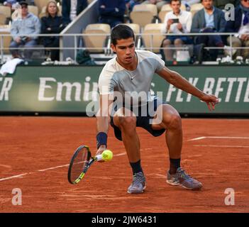 Der spanische Profi-Tennisspieler Carlos Alcaraz in Aktion während seines Viertelfinalmatches gegen Alexander Zverev aus Deutschland bei Roland Garros 2022 Stockfoto