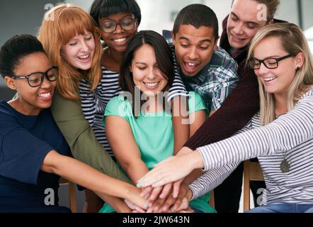 Gemeinsame Anstrengungen. Eine Gruppe von Menschen, die ihre Hände zusammenlegen. Stockfoto