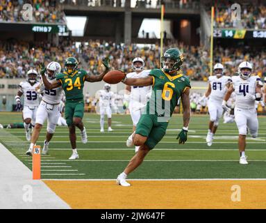 3. September 2022: Gavin Holmes (6), ein Baylor-Breitempfänger, gibt während eines College-Fußballspiels zwischen Baylor und Albany in Waco, Texas, am 3. September 2022 einen Punt für einen 72-Yard-Touchdown zurück. (Bild: © Scott Coleman/ZUMA Press Wire) Stockfoto