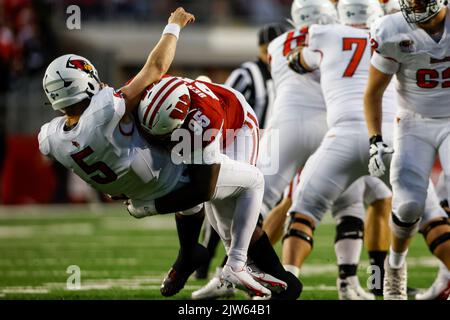 Madison, WI, USA. 3. September 2022. Keeanu Benton (95) trifft den Illinois State Redbirds Quarterback Zack Annexstad (5) während des NCAA Football Spiels zwischen den Illinois State Redbirds und den Wisconsin Dachs im Camp Randall Stadium in Madison, WI. Darren Lee/CSM/Alamy Live News Stockfoto