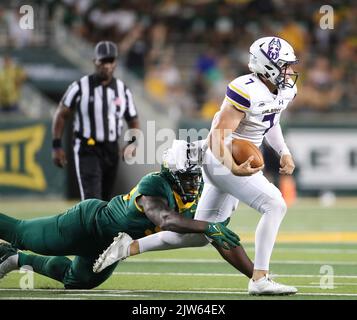 3. September 2022: Baylor Defensivlineman Chidi Ogbonnaya (98) bringt den Albany Quarterback Reese Poffenbarger (7) am 3. September 2022 während eines College-Fußballspiels zwischen Baylor und Albany in Waco, Texas, ins Hinterfeld. (Bild: © Scott Coleman/ZUMA Press Wire) Stockfoto
