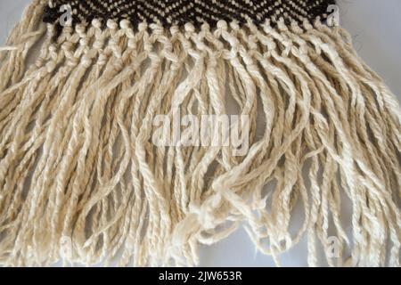 Handgestrickter brauner Schal. Traditionelle Stoffe aus dem Nordwesten Argentiniens Stockfoto