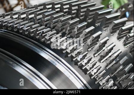 Schacht der Dampfturbine mit Fichtenblatt-Befestigung am Werk Stockfoto