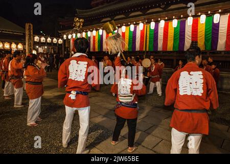 Die Teilnehmer tanzen und spielen Musik beim Oeshiki Festival Daibo Hongyoji Temple, Ikegami, Tokio, Japan Stockfoto