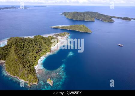 Luftaufnahme der Fam-Inseln, Raja Ampat Indonesien. Stockfoto