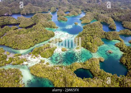 Luftaufnahme von Hidden Bay, Gam Island, Raja Ampat Indonesia. Stockfoto