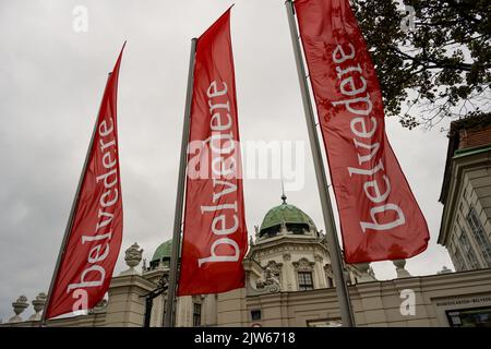 Wien, Österreich - August 6 2022: Belvedere Museum Flaggen mit Logo Stockfoto