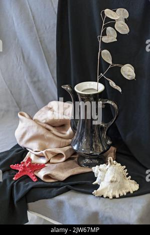 Stillleben mit Lunaria-Bouquet und Sternfisch Stockfoto