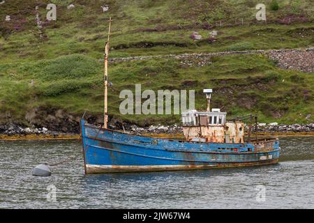 Verrostete Fischtrawler, Loch Miabhaig, Miavaig, Lewis, Isle of Lewis, Hebriden, Äußere Hebriden, Westliche Inseln, Schottland, Vereinigtes Königreich, Großbritannien Stockfoto