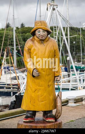 Fischerstatue in gelbem Oilskin im Hafen von Stornoway, Isle of Lewis, Hebriden, Äußere Hebriden, westliche Inseln, Schottland, Vereinigtes Königreich Stockfoto