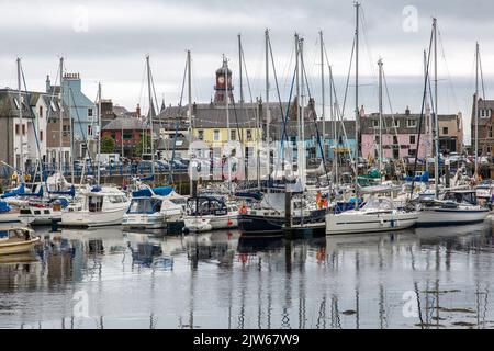 Jachten, die in Stornoway Marina, Lewis, Isle of Lewis, Hebrides, Äußere Hebriden, Westliche Inseln, Schottland, Vereinigtes Königreich, Großbritannien Stockfoto