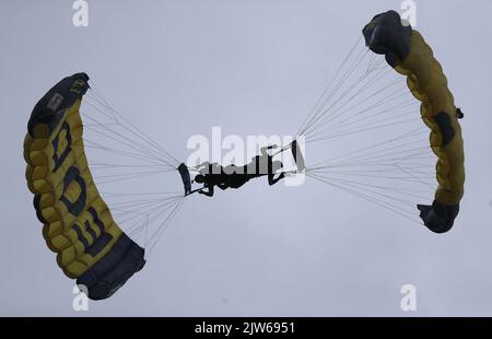 Columbus, Usa. 03. September 2022. Das Leap Frogs Navy Fallschirmteam fliegt am Samstag, dem 3. September 2022, in Columbus, Ohio, vor dem Start des Ohio State Buckeyes-Spiels gegen die Notre Dame Fighting Irish in Ohio ins Ohio Stadium. Foto von Aaron Josefczyk/UPI Credit: UPI/Alamy Live News Stockfoto