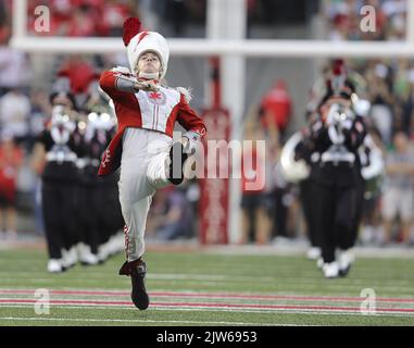 Columbus, Usa. 03. September 2022. Der Ohio State Buckeyes-Schlagzeugmajor nimmt das Feld vor dem Spiel Buckeyes gegen die Notre Dame Fighting Irish in Columbus, Ohio am Samstag, 3. September 2022. Foto von Aaron Josefczyk/UPI Credit: UPI/Alamy Live News Stockfoto