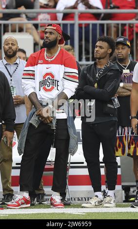 Columbus, Usa. 03. September 2022. LeBron James und sein Sohn Bronny stehen am Rande der Veranstaltung, bevor die Ohio State Buckeys am Samstag, den 3. September 2022, die Notre Dame Fighting Irish in Columbus, Ohio, veranstalten. Foto von Aaron Josefczyk/UPI Credit: UPI/Alamy Live News Stockfoto