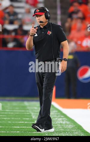 03. September 2022: Scott Satterfield, Cheftrainer der Louisville Cardinals, zeigt in der zweiten Hälfte am Samstag, 3. September 2022 im JMA Wireless Dome in Syracuse, New York, Gesten gegen die Syracuse Orange. Rich Barnes/CSM Stockfoto