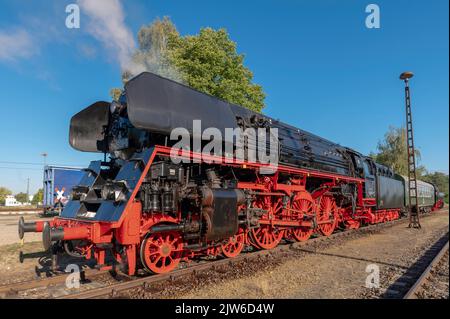 Eine alte Dampflokomotive der Baureihe 01 steht zur Abfahrt bereit Stockfoto