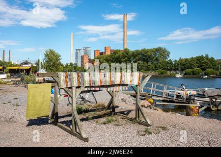 Gewaschene Teppiche, die an einem Wäscheständer am Teppichwaschpier in Helsinki, Finnland, hängen Stockfoto