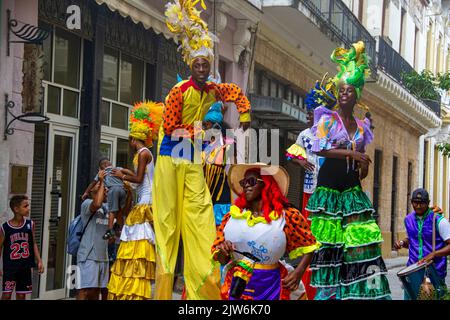 Eine fröhliche Gruppe kubanischer Sänger/Entertainer in der Innenstadt von Havanna, Kuba, flanieren, singen, Und unterhaltsame lokale Kubaner und Touristen im Urlaub. Stockfoto