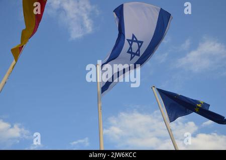 Berlin, Deutschland - 3. September 2022 - israelische Flaggen fliegen in der Innenstadt von Berlin wegen des offiziellen Besuches des israelischen Präsidenten Isaac Herzog in Deutschland. (Foto von Markku Rainer Peltonen) Stockfoto