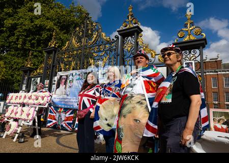 London, Großbritannien. 31. August 2022. Königliche Fans posieren vor den Toren des Kensington Palace in London. Massenjubiläen der verstorbenen Prinzessin Diana zieren die Tore des Kensington Palace und die Glückwünsche markieren den 25.. Jahrestag des Todes des Königs bei einem Autounfall in Paris. Kredit: SOPA Images Limited/Alamy Live Nachrichten Stockfoto