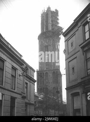 Blick auf den Domturm (Domplein) in Utrecht, von der Ecke lange Nieuwstraat mit der Trans. Stockfoto
