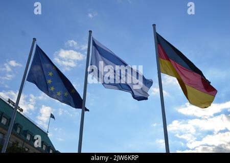 Berlin, Deutschland - 3. September 2022 - israelische Flaggen fliegen in der Innenstadt von Berlin wegen des offiziellen Besuches des israelischen Präsidenten Isaac Herzog in Deutschland. (Foto von Markku Rainer Peltonen) Stockfoto