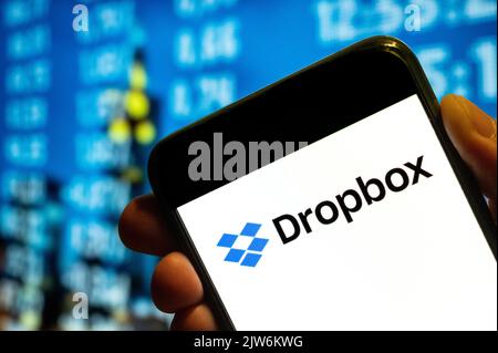 In dieser Abbildung wird das Logo des amerikanischen Dateihosting-Service-Unternehmens Dropbox auf einem Smartphone-Bildschirm angezeigt. Stockfoto