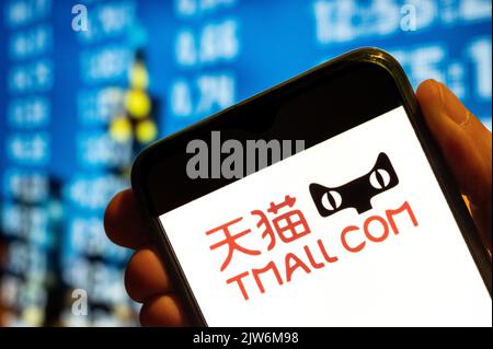 In dieser Abbildung wird das Logo der chinesischen Online-Shopping-Website der Alibaba Group, Tmall, auf einem Smartphone-Bildschirm angezeigt. Stockfoto