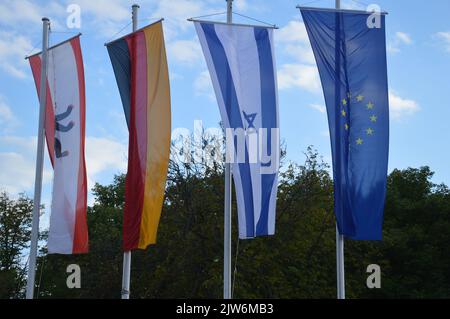 Berlin, Deutschland - 3. September 2022 - israelische Flaggen fliegen in der Innenstadt von Berlin wegen des offiziellen Besuches des israelischen Präsidenten Isaac Herzog in Deutschland. (Foto von Markku Rainer Peltonen) Stockfoto