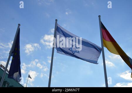 Berlin, Deutschland - 3. September 2022 - israelische Flaggen fliegen in der Innenstadt von Berlin wegen des offiziellen Besuches des israelischen Präsidenten Isaac Herzog in Deutschland. (Foto von Markku Rainer Peltonen) Stockfoto