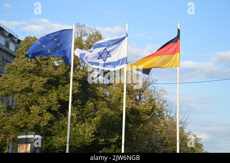 Berlin, Deutschland - 3. September 2022 - israelische Flaggen fliegen in der Innenstadt von Berlin wegen des offiziellen Besuches des israelischen Präsidenten Isaac Herzog in Deutschland. (Foto von Markku Rainer Peltonen) Stockfoto