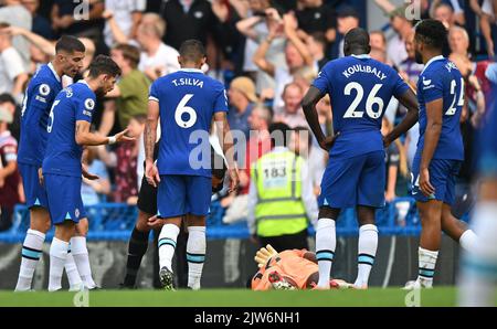 03 Sep 2022 - Chelsea gegen West Ham United - Premier League - Stamford Bridge Edouard Mendy liegt nach dem späten Ausgleich von West Ham „verletzt“ auf dem Boden und wird vom Schiedsrichter Andrew Madley angesprochen, Kurz vor Madley konsultierte den VAR-Bildschirm und schloss das Tor während des Spiels in Stamford Bridge aus. Picture : Mark Pain / Alamy Live News Stockfoto