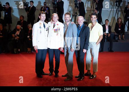 (L-R) Mario Falak, Charles Eismayer, Regisseur David Wagner, Gerhard Liebmann und Luka Dimic besuchen am 03. September 79. 2022 in Venedig, Italien, den roten Teppich „Meister Gardner“. ©Foto: Cinzia Camela. Stockfoto
