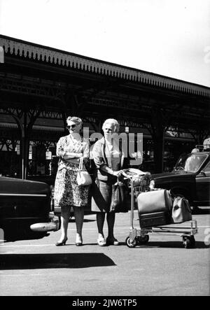 Bild von Reisenden für den Autoschlafzug auf der N.S. Station 's-Hertogenbosch in' s-Hertogenbosch. Stockfoto