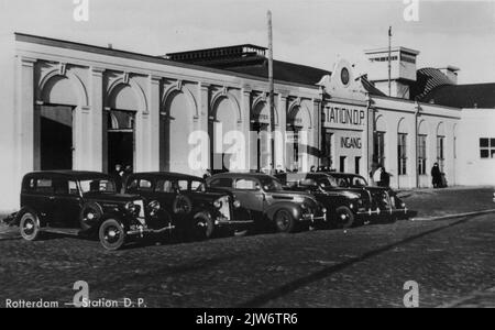 Blick auf den temporären Eingang der N.S. Station Rotterdam D.P. in Rotterdam, nach dem Bombenangriff vom 14. Mai 1940. Stockfoto