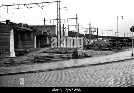 Blick auf die Reparaturarbeiten an dem während des Krieges beschädigten Eisenbahnviadukt am Hofplein in Rotterdam (Eisenbahnlinie zwischen den Bahnhöfen D.P. und Beurs). Links im Hintergrund die N.S. Station Rotterdam Hofplein. Stockfoto