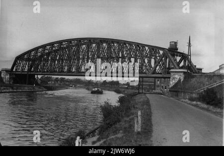 Blick auf die Spoorbrug (Demka-Brücke) auf der Bahnstrecke Amsterdam-Utrecht über den Merwedekanaal in Utrecht, vom Zuiden aus.n.b. Dieser Teil des Merwedekanaals befindet sich seit dem 1. Januar 1954 in der Gemeinde Utrecht und heißt heute Amsterdam-Rijnkanaal. Stockfoto
