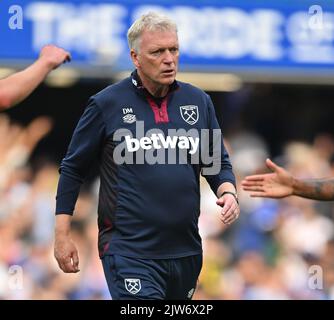 03 Sep 2022 - Chelsea gegen West Ham United - Premier League - Stamford Bridge ein wütender David Moyes tritt zum Ende des Spiels auf der Stamford Bridge zu Schiedsrichter Andrew Madley über Bild : Mark Pain / Alamy Live News Stockfoto