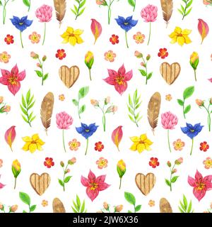 Florales Endloses Muster aus kleinen Primeln, Federn und Holzherzen. Aquarell helle Blumen auf weißem Hintergrund. Zum Bedrucken auf Stoff, postca Stockfoto