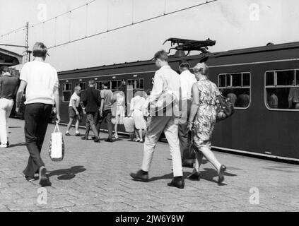 Bild von Badegäste auf der Plattform der N.S. Station Zandvoort aan Zee in Zandvoort aan Zee. Stockfoto